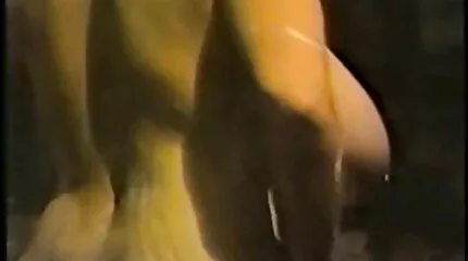 เปิดใช้งานโดยช่วยตัวเองแม่เลี้ยงและ fucks วิดีโอ โป๋ เธอ