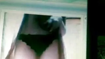 เล่นกับไวเบรเตอร์และดิลโด้ ดู วิดีโอ โป็