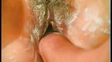 Retro xxxxx วีดีโอ แต่งตัวสีบลอนด์ masturbates หน้าตัวเมียของเธอ