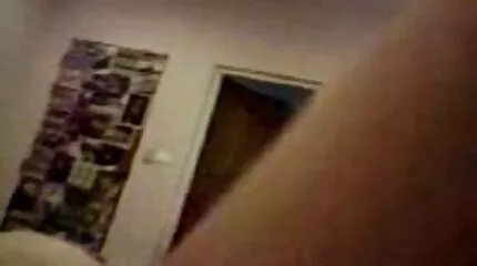 โซเฟียโชว์หน้าอกให้เพื่อนดูและเขาถูกกระตุ้น วิดีโอ โป๊