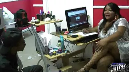 Abella ดู วิดีโอ โป fucks หลังบาร์
