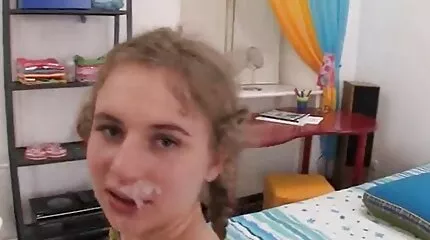 สีบลอนด์ วิดีโอ โป๊ ฟรี fucks ตัวเองด้วย dildo
